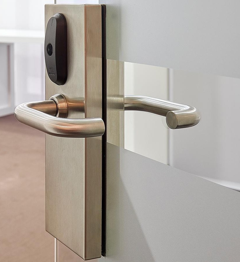 xs4-glass-door